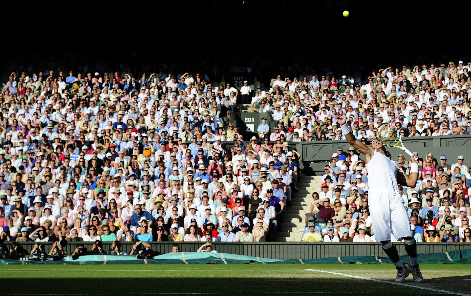 Rafa Nadal sirve en el partido de Wimbledon frente a Andy Murray