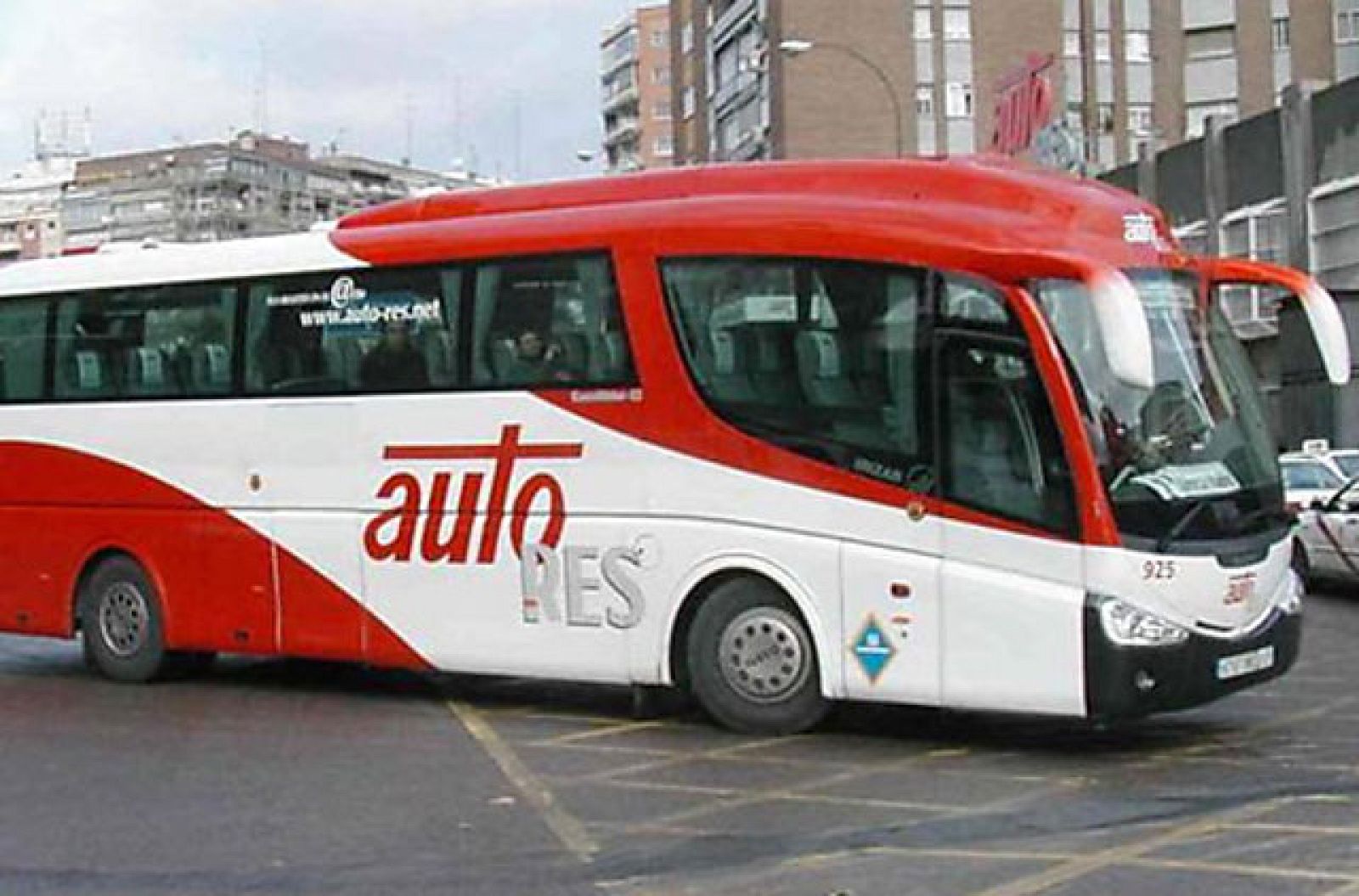 Un vehículo de Auto-Res entra en un andén de una estación