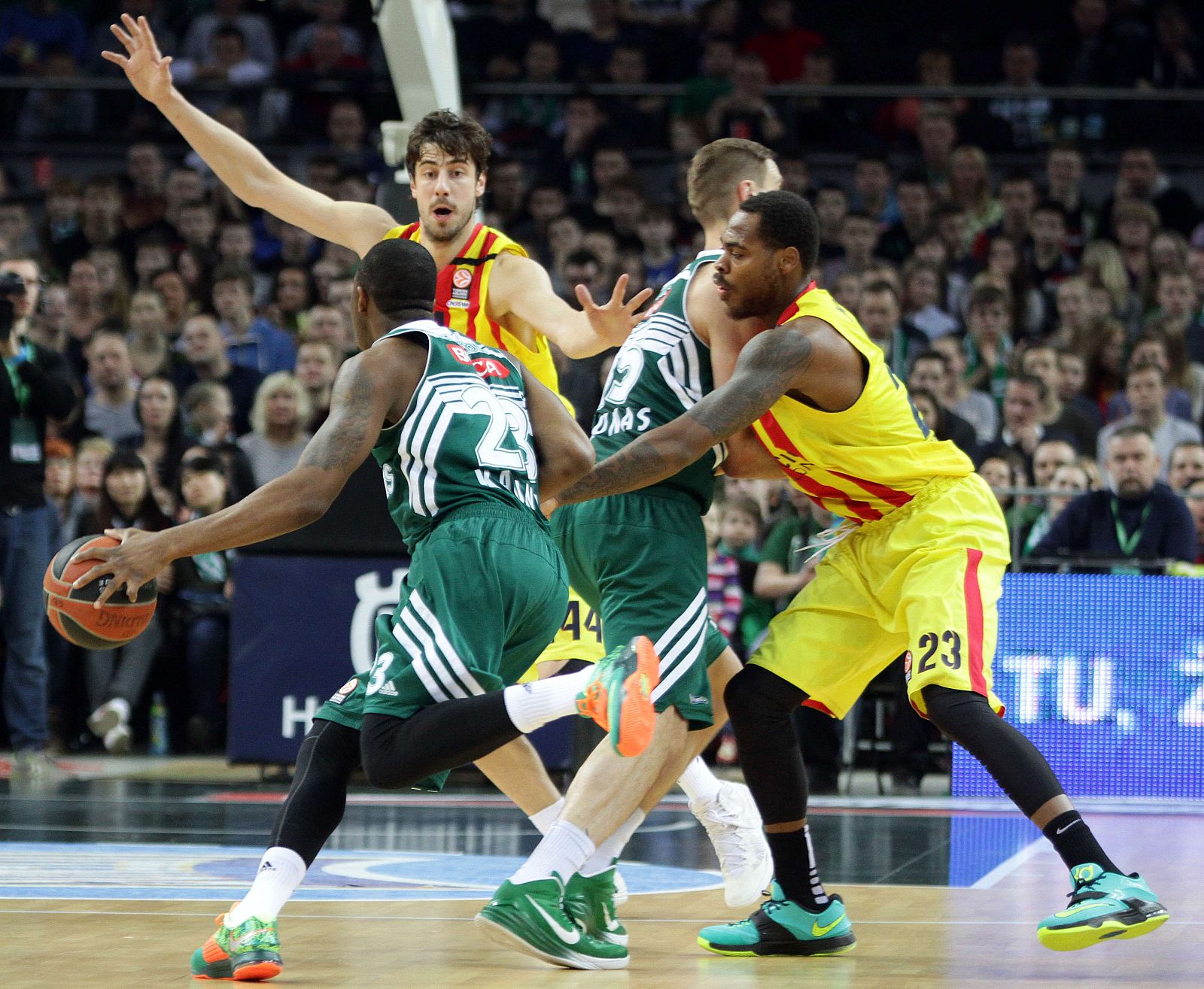 James Anderson trata de superar a los blaugranas Ante Tomic y Deshaun Thomas durante el partido.