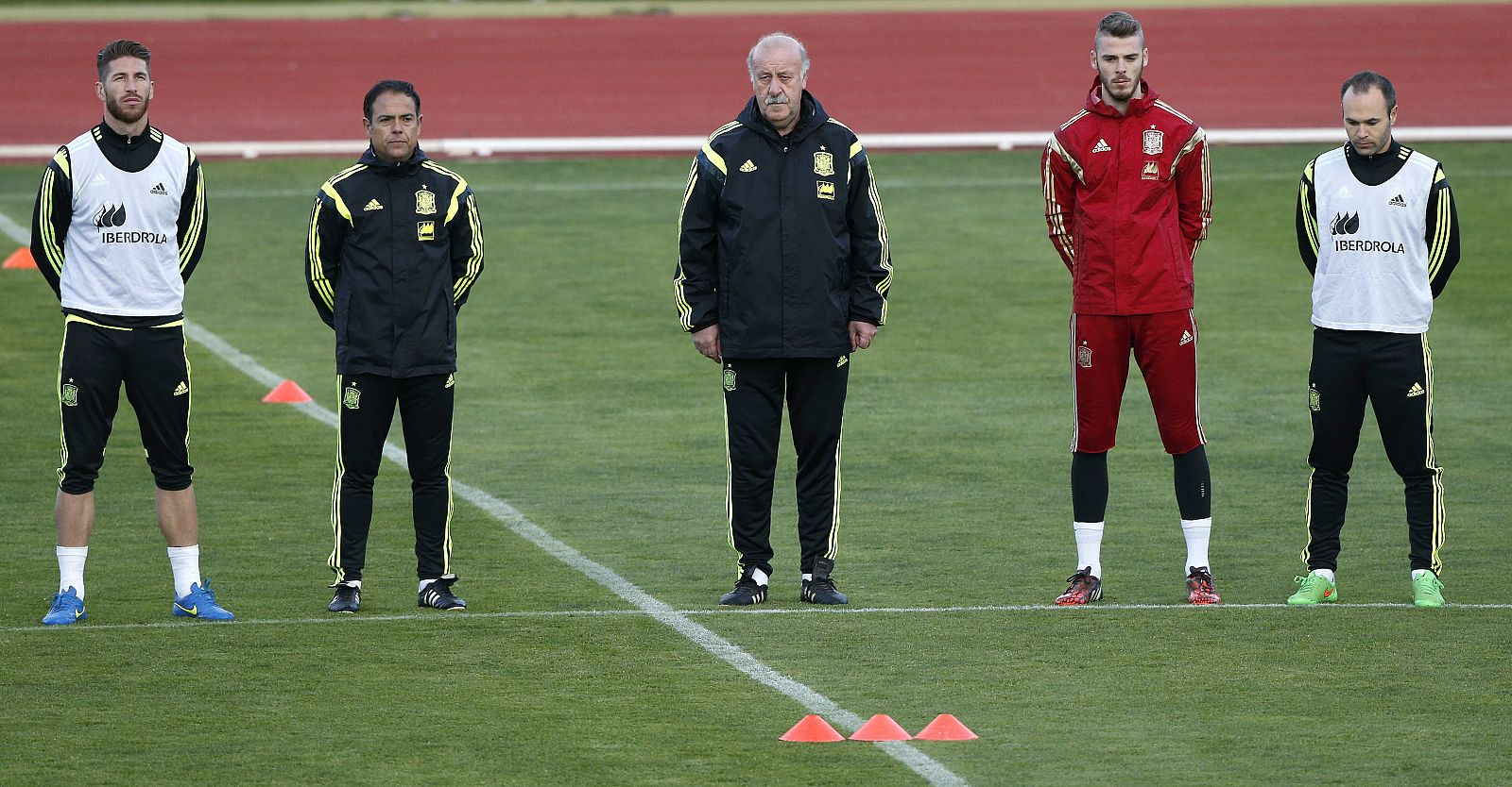 Jugadores y entrenadores de la selección rinden homenaje a los fallecidos en el accidente aéreo.