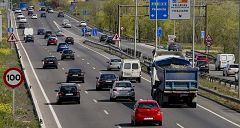 Pocos atascos en las carreteras en el inicio de las vacaciones de Semana Santa