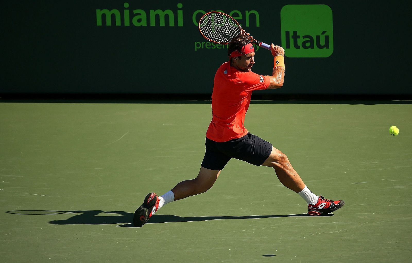 David Ferrer devuelve la pelota al francés Gilles Simon en la novena jornada del Masters 1.000 de Miami.
