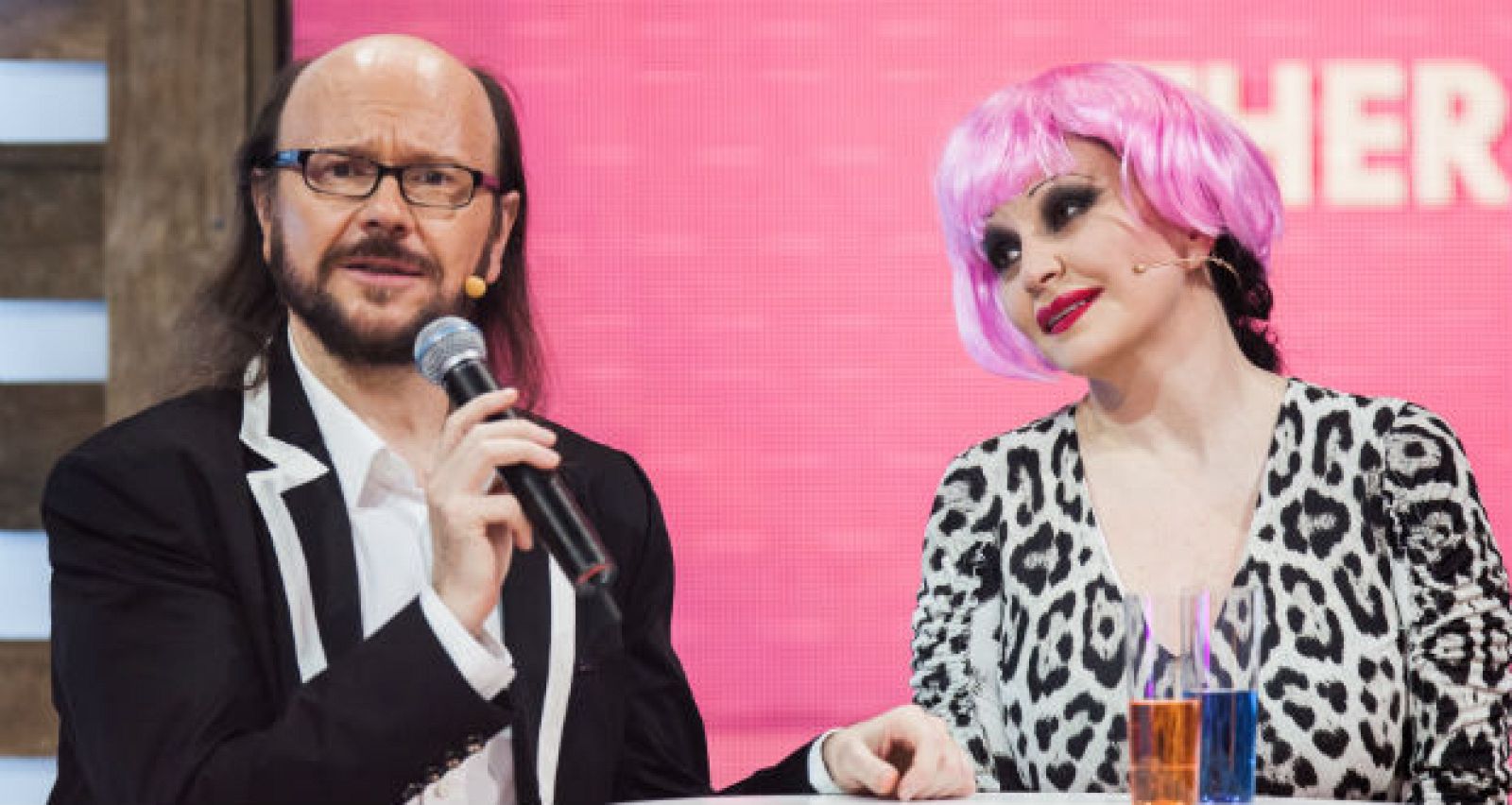 Alaska y Santiago Segura durante el programa 'Karaoke Kid'