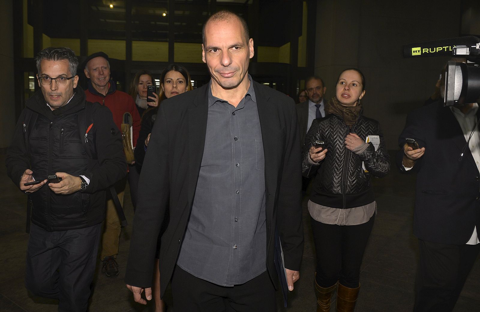 El ministro de Finanzas griego, Yanis Varufakis, rodeado de periodistas a su salida de la reunión con la directora del FMI, Christine Lagarde.
