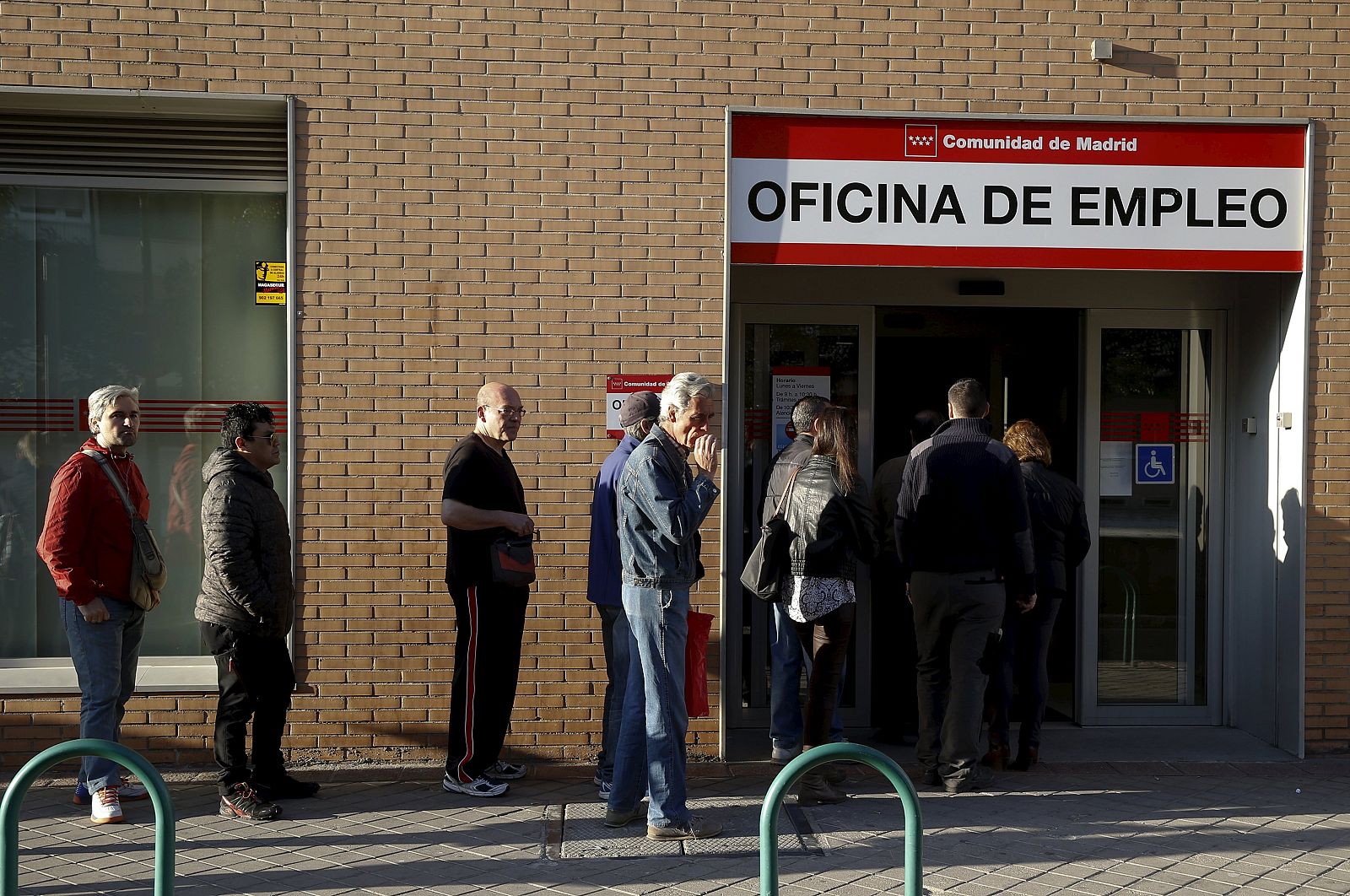 Gente a las puertas de una oficina de empleo de Madrid.