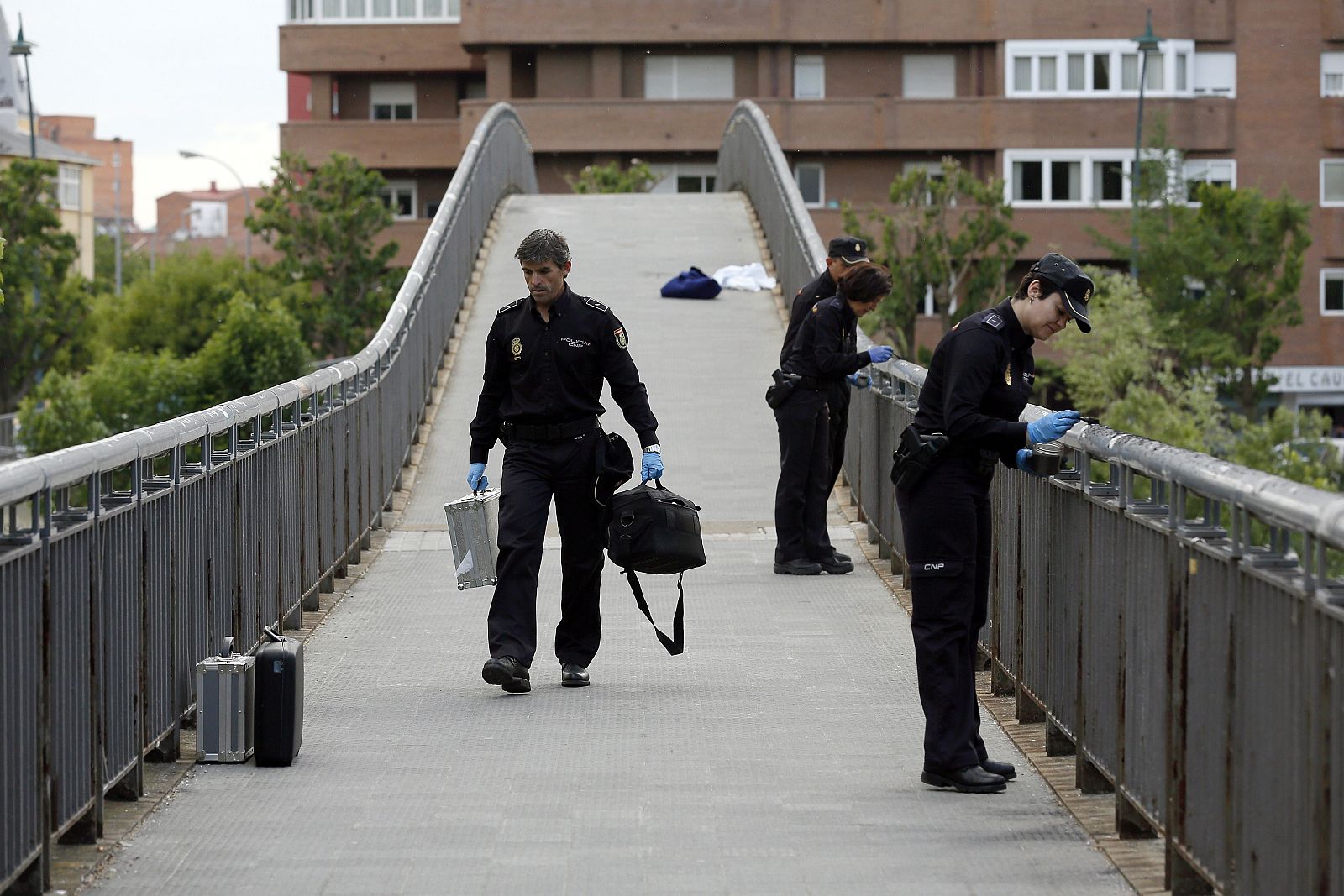 La Policía recoge pruebas en el lugar del asesinato de Isabel Carrasco