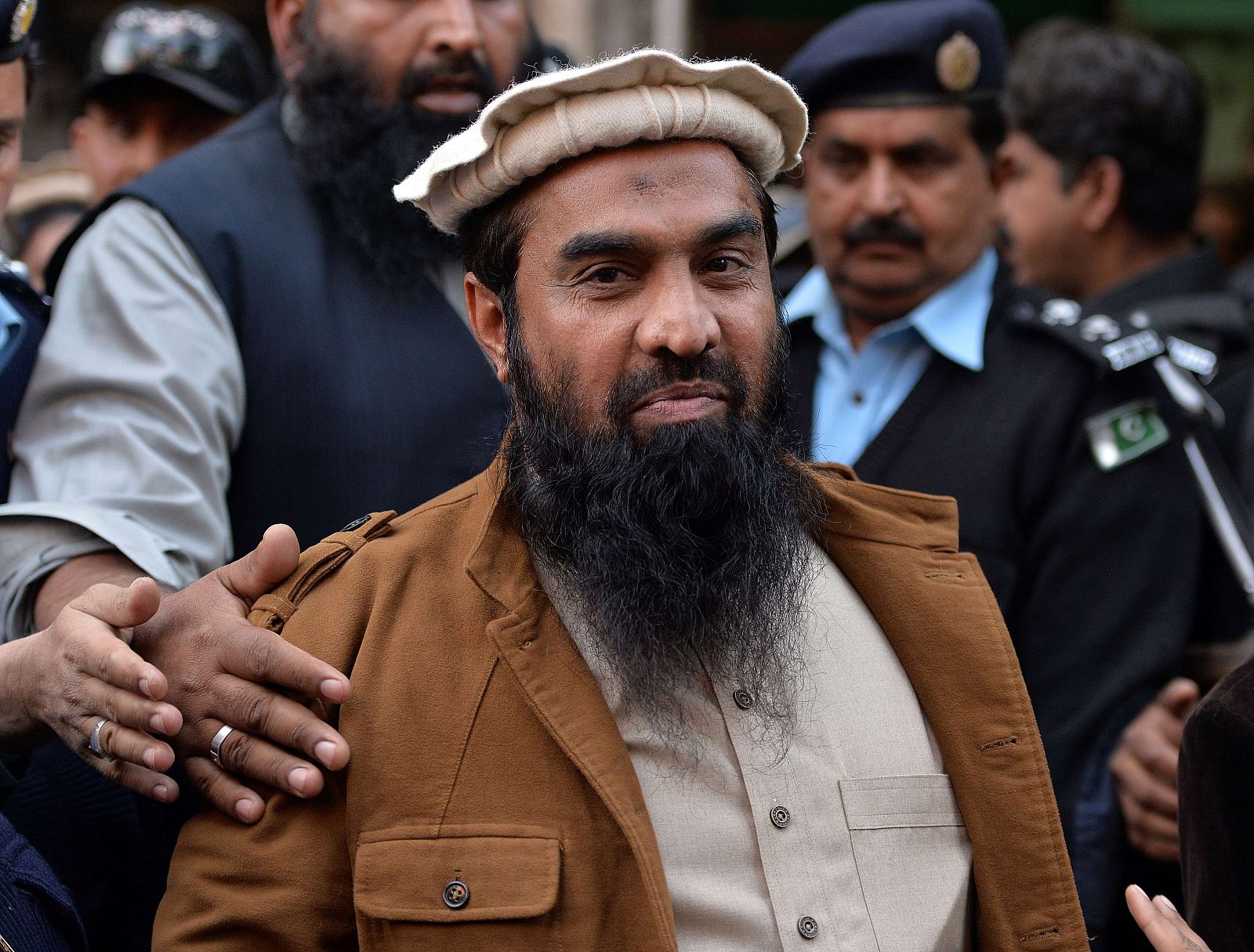 Imagen de archivo de Zakiur Rehman Lakhvi, escoltado por agentes pakistaníes el pasado 1 de enero de 2015.