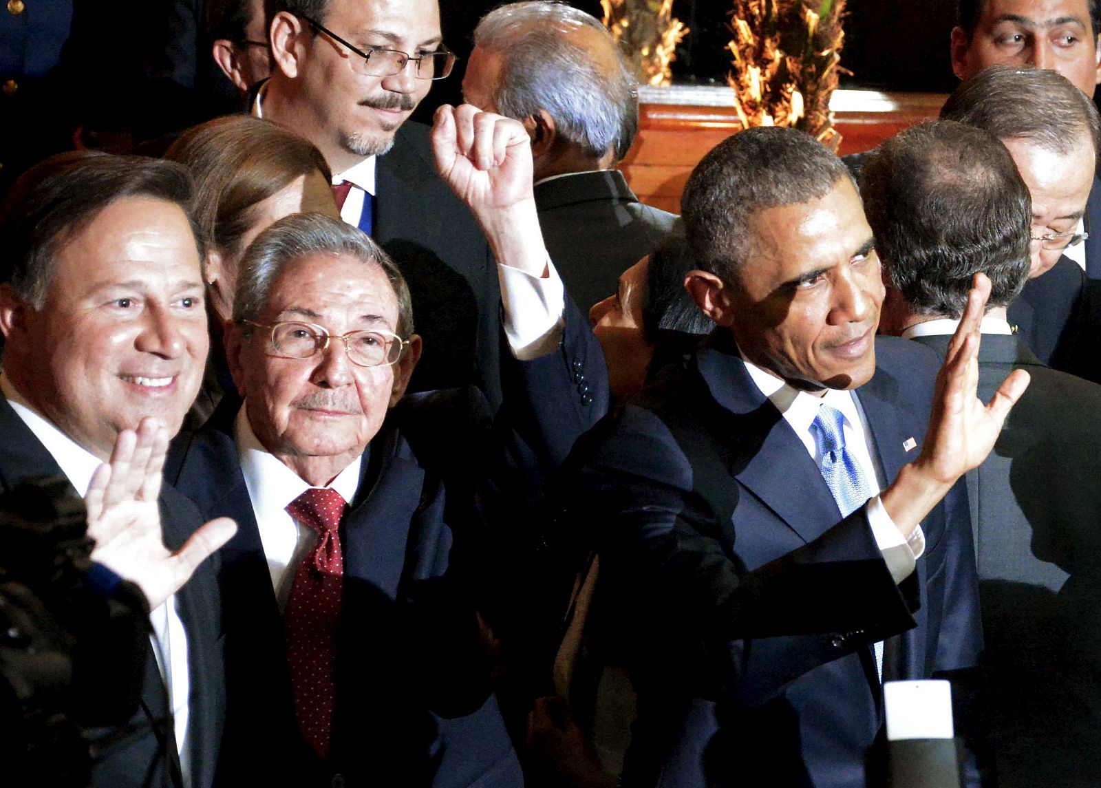 El presidente de Cuba, Raúl Castro (c) y sus homólogos de Panamá y de Estados Unidos, Juan Carlos Varela (i) y Barack Obama (d) en la VII Cumbre de las Américas en la Ciudad de Panamá.
