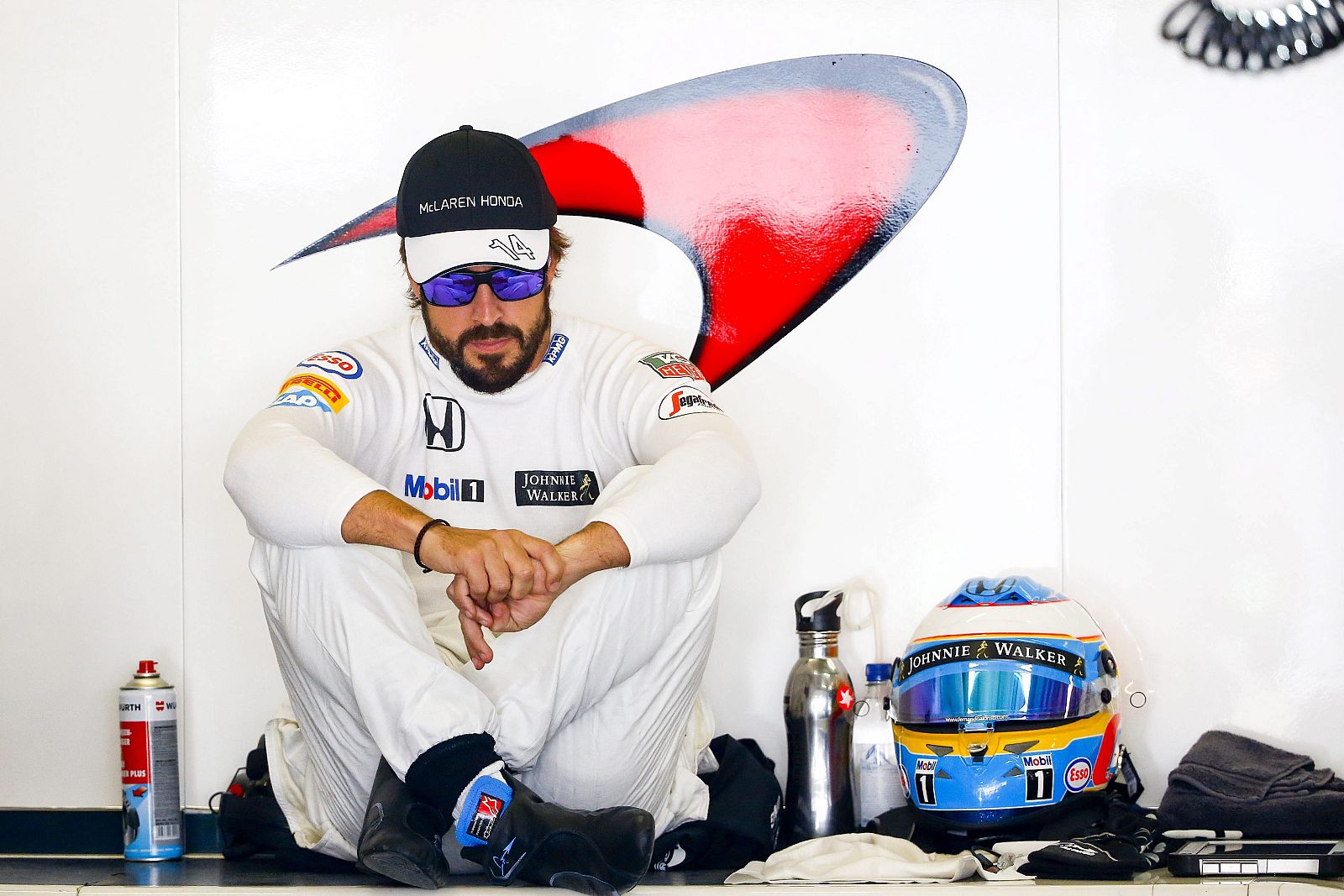 El piloto español de Fórmula Uno Fernando Alonso pensativo en el interior del garaje de McLaren.