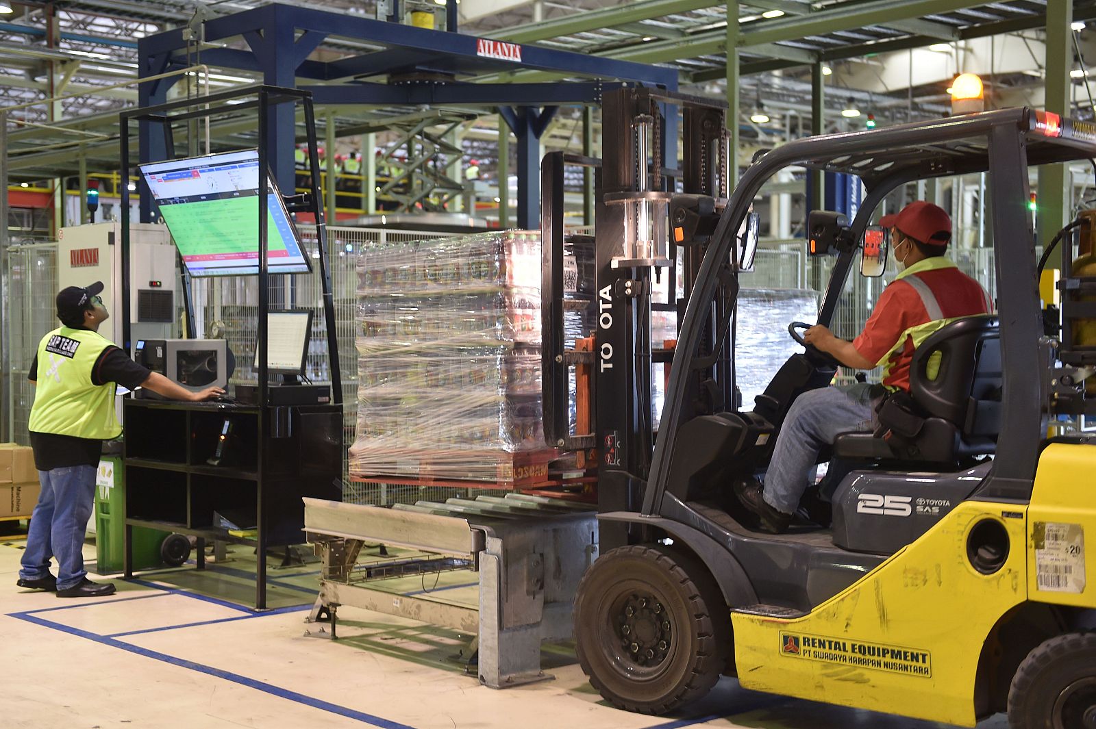 Trabajadores de una planta de refrescos de Cikedokan, en Java.