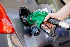 El encarecimiento de carburantes, viajes y algunos alimentos moderó la caída de precios en marzo