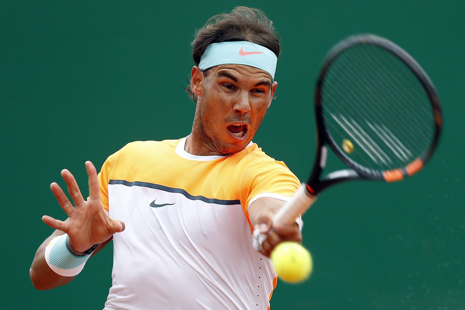 El tenista español Rafa Nadal devuelve una bola a Pouille