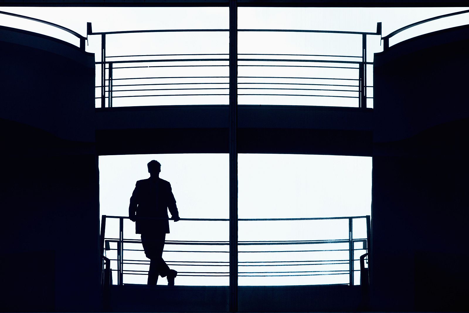 Silueta de un hombre en el edificio de la cancillería, en Berlín