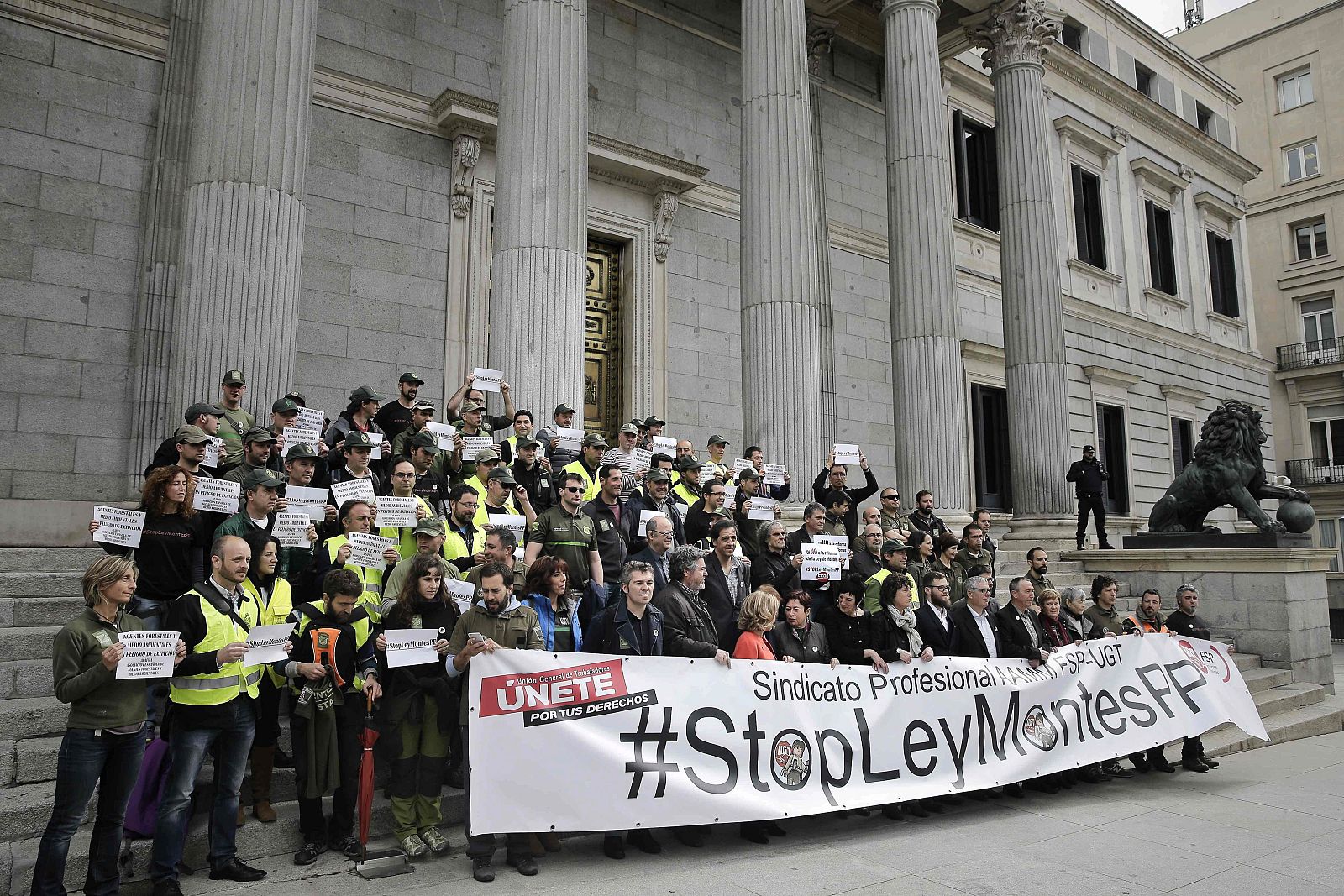 Miembros de la Asociación Española de Agentes Forestales y Medioambientales (Aeafma) protestando frente al Congreso de los Diputados.