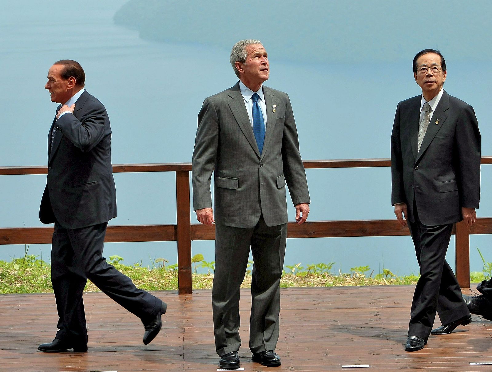 El primer ministro italiano, Silvio Berlusconi y el presidente estadounidense, George W. Bush en la Cumbre de Japón
