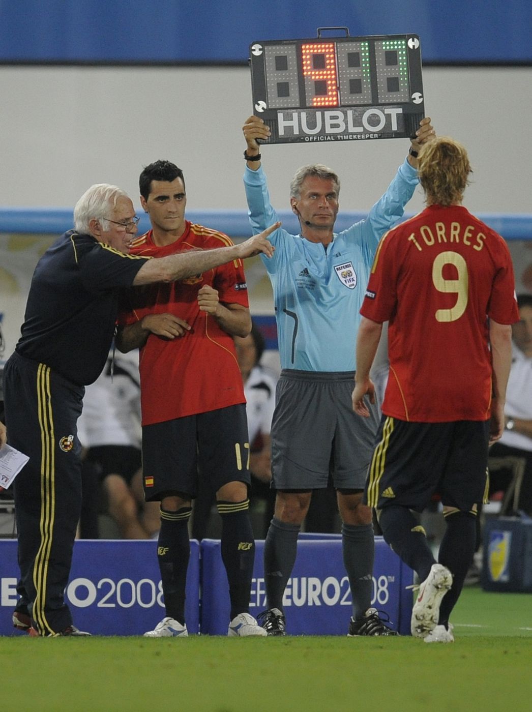 Spain's Torres is replaced by Guiza as Spain's coach Aragones gestures during their Euro 2008 final soccer match against Germany  in Vienna