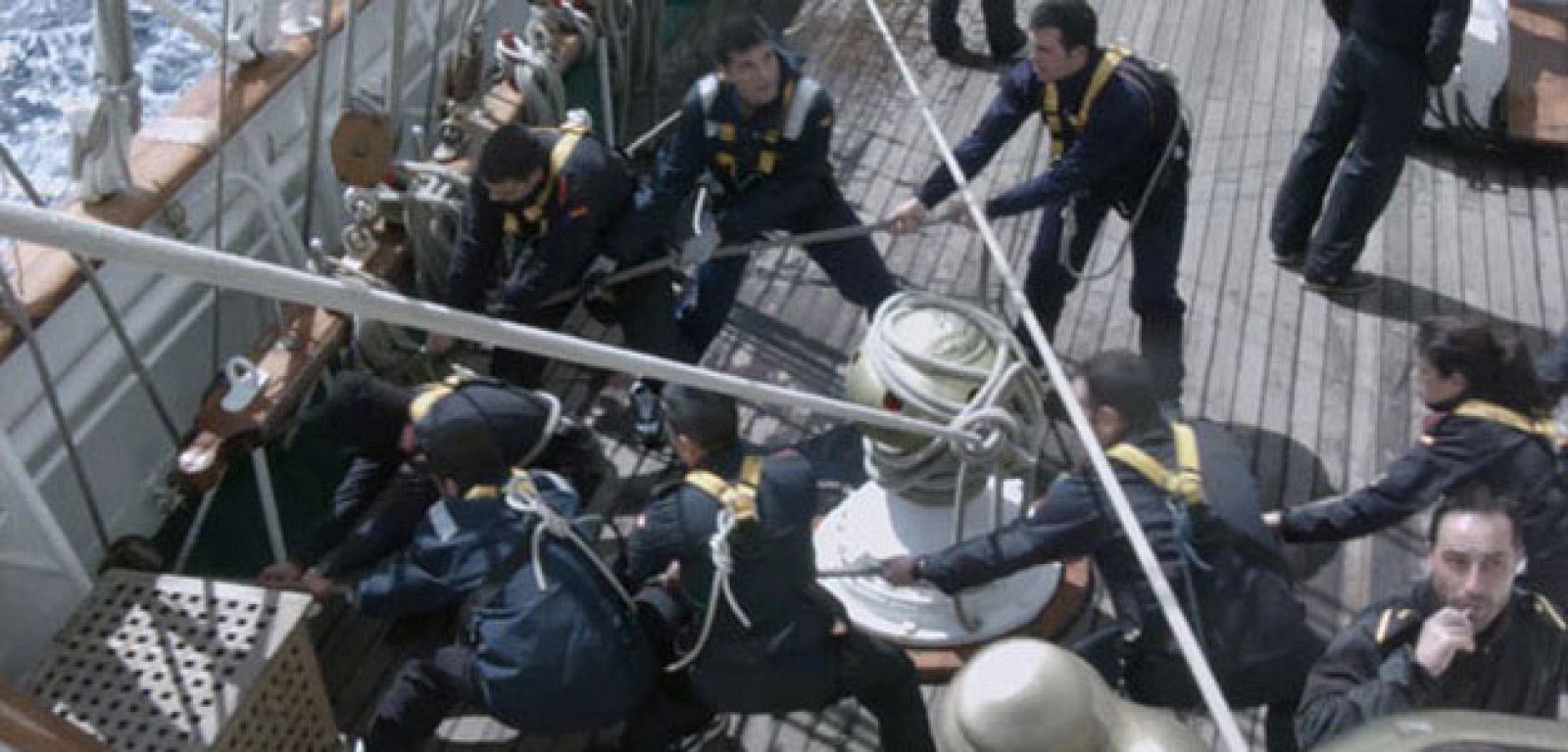 El título de la película hace referencia a la velocidad media a la que se desplaza el buque, apenas 9km/h.