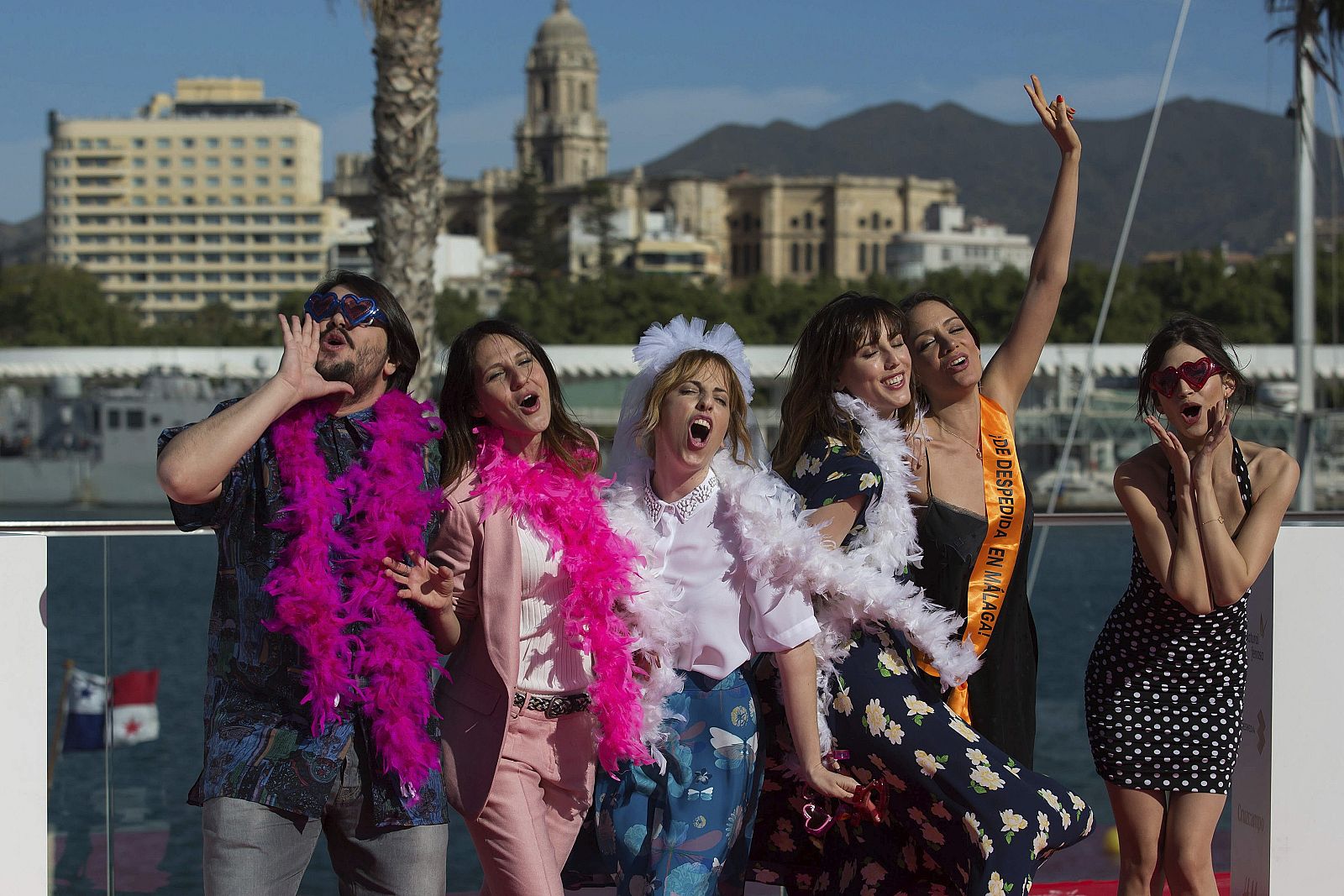 La directora Manuela Moreno, segunda por la izquierda, junto a los actores Brays Efe, Ursula Corberó, Natalia de Molina, Celia de Molina y Maria Hervás, duerante el photocall de la película "Cómo sobrevivir a una despedida" que se presenta al Festiv