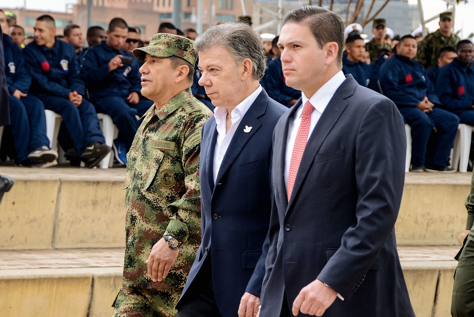 Juan Manuel Santos junto a los responsables de la Defensa colombiana