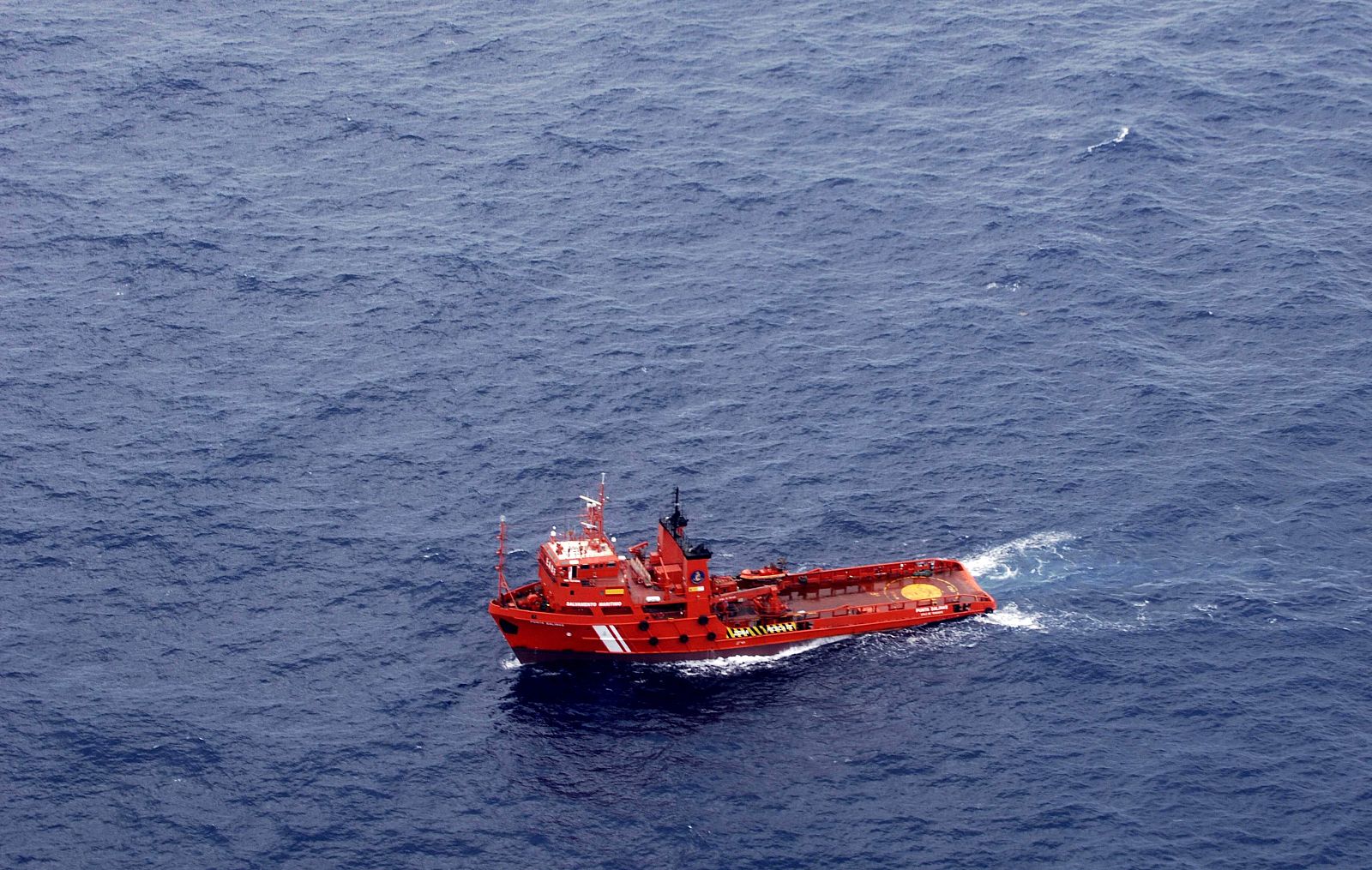 Una de las embarcaciones encargadas de la recogida del combustible derramado