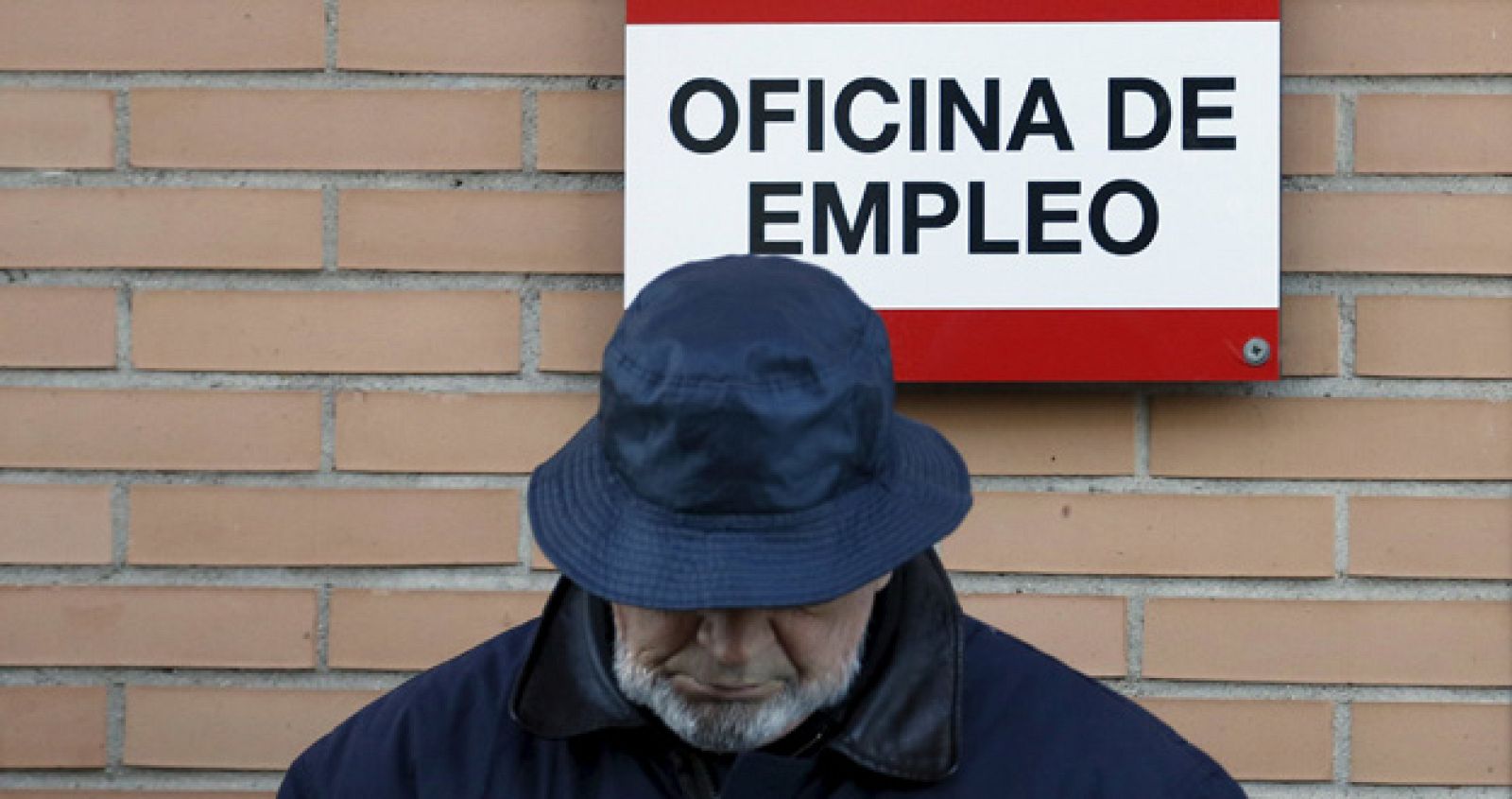Un hombre espera ante una oficina de empleo de Madrid