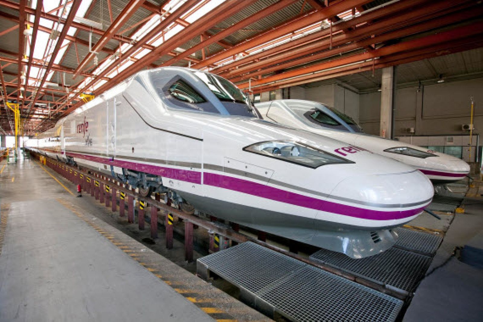Un tren AVE en los talleres de Renfe