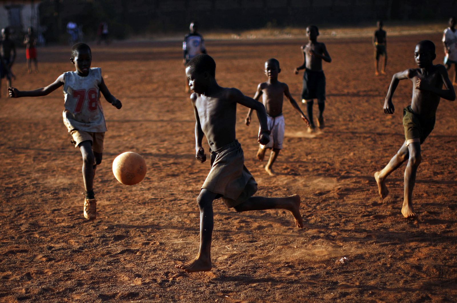 Niños jugando al fútbol en África
