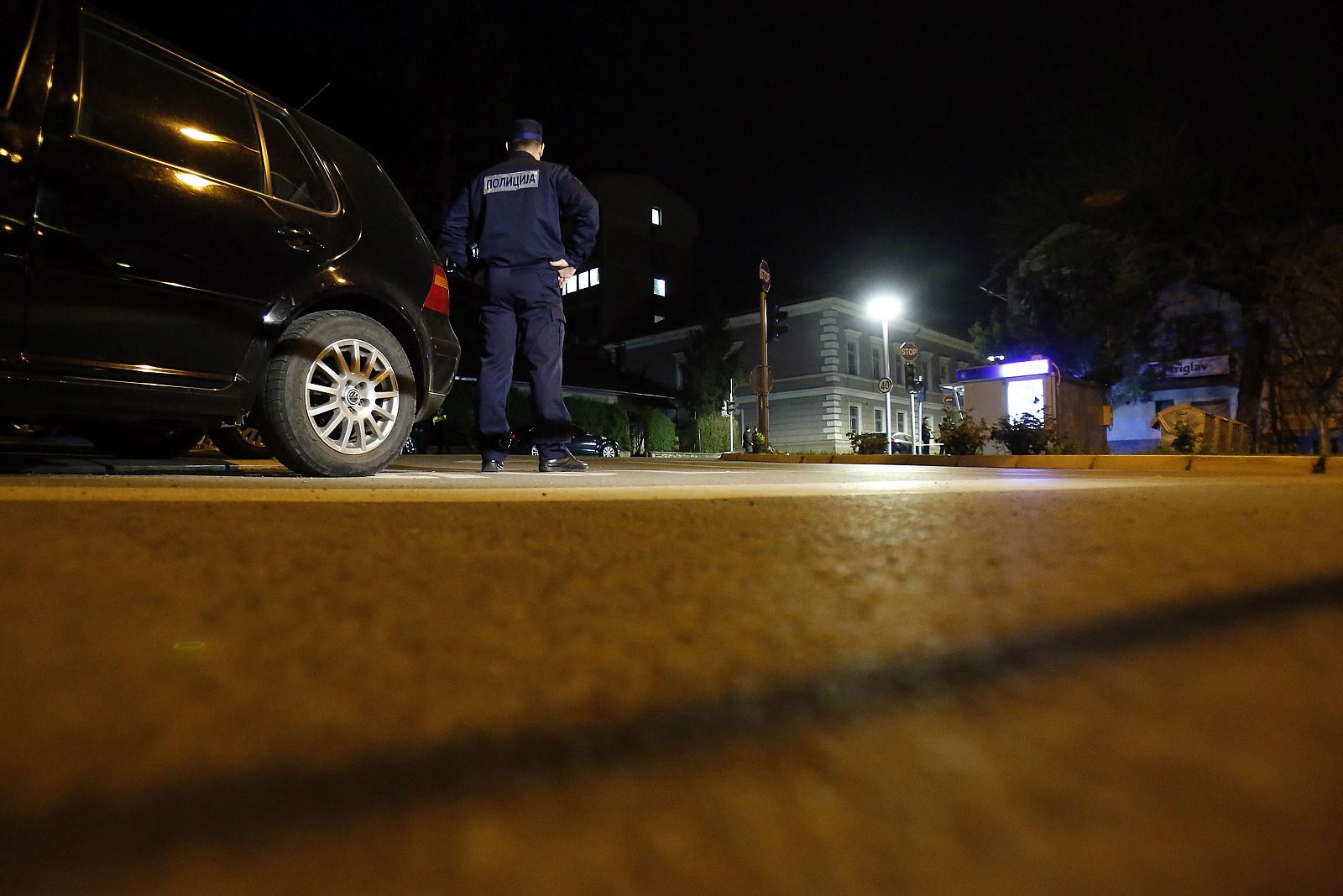 Un policía bosnio controla el perímetro de seguridad alrededor de la comisaría de Zvornik