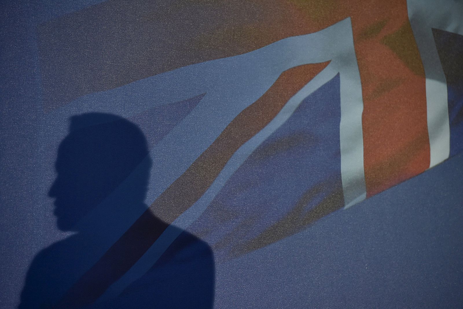 Sombra del primer ministro británico sobre una bandera inglesa