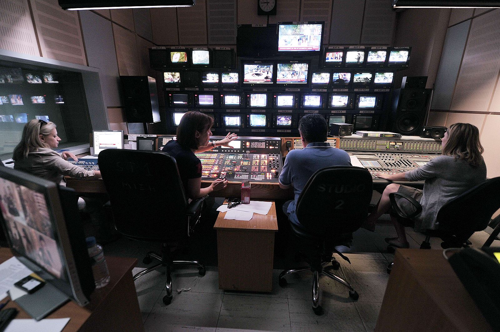 Imagen de archivo de un grupo de empleados de la desaparecida ERT emitiendo a través de internet un día después del anuncio del cierre