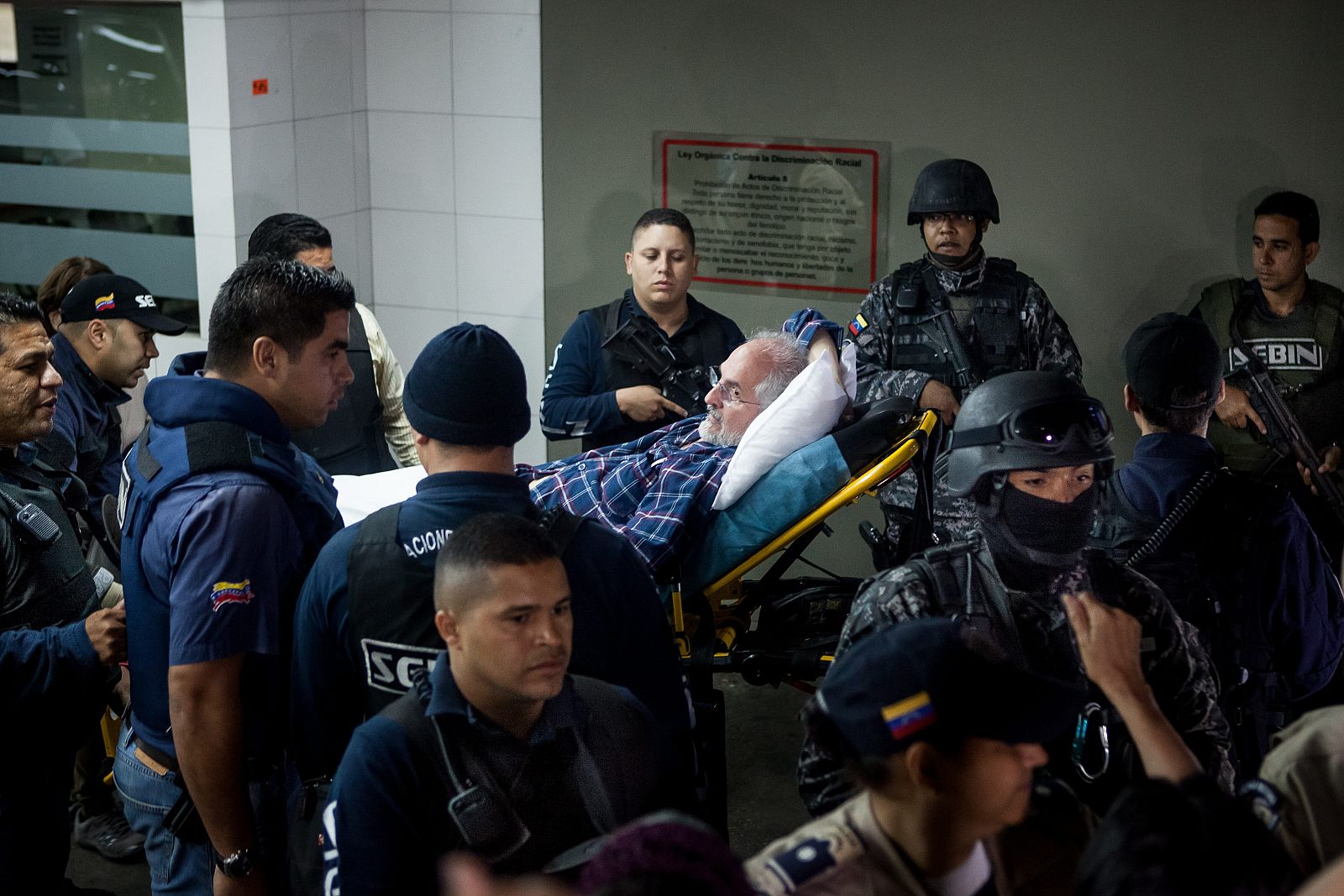 Funcionarios del Servicio Bolivariano de Inteligencia Nacional (SEBIN) escoltan al alcalde mayor de Caracas Antonio Ledezma