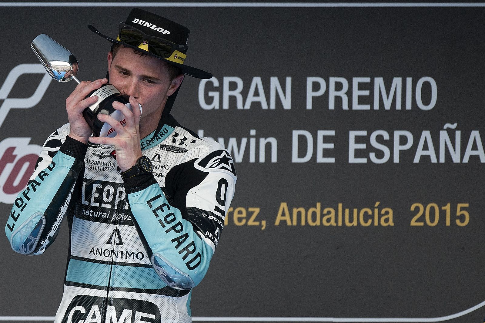 Danny Kent celebra su victoria en el podio de Jerez
