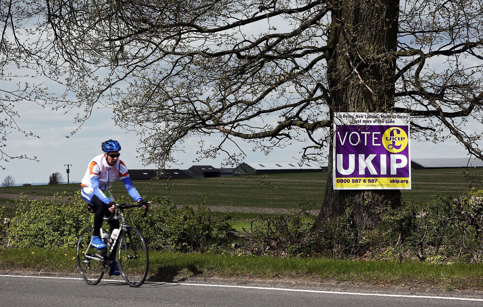 Un ciclista circula cerca de un cartel del Partido de la Independencia del Reino Unido (UKIP) en Aylesbury , al noroeste de Londres.