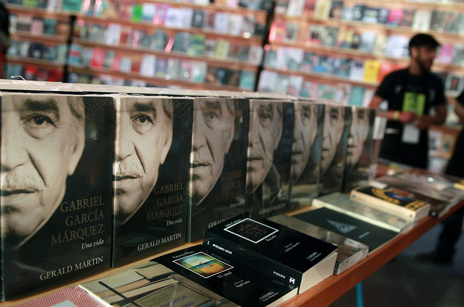 Visitantes en el pabellón Macondo de la Feria del Libro de Bogotá