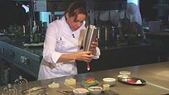 Flor de hibiscus con pisco sour sobre crumble de pistachos, por María Marte
