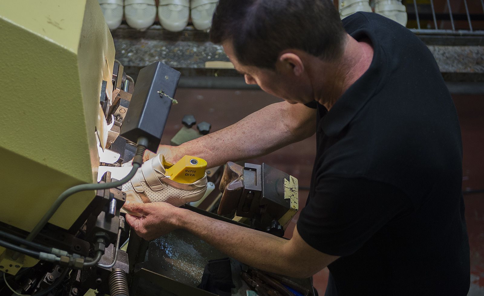 Un trabajador en un fábrica de zapatos de Elche