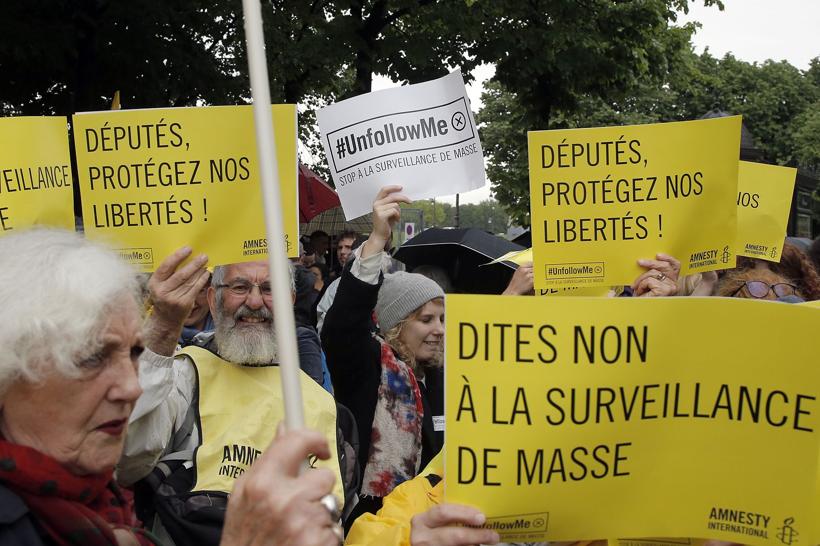 "No a la vigilancia masiva" se lee en las pancartas de este grupo de manifestantes en París.