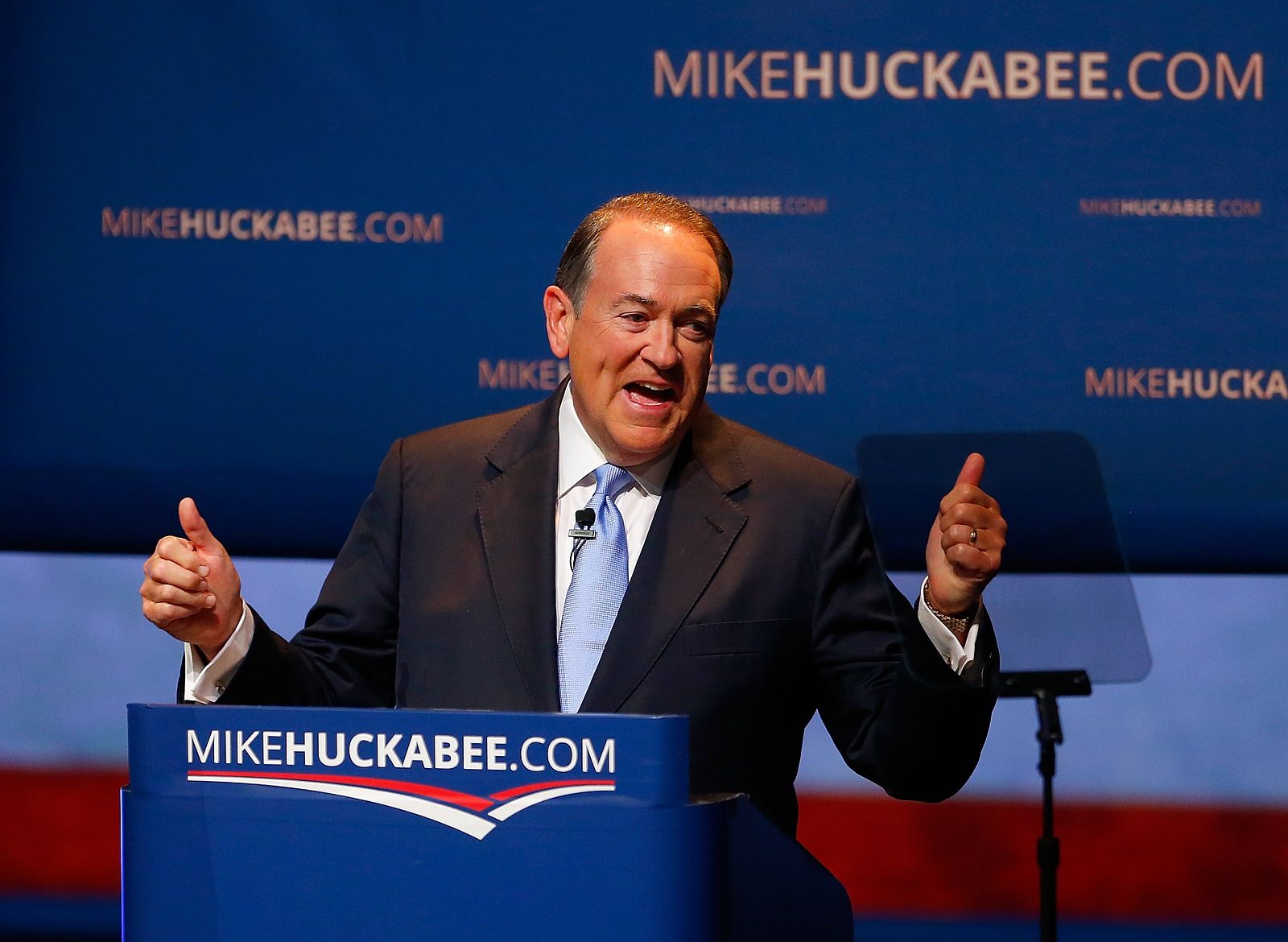 El exgovernadcor de Arkansas Mike Huckabee presenta su candidatura a las primarias republicanas para las elecciones presidenciales