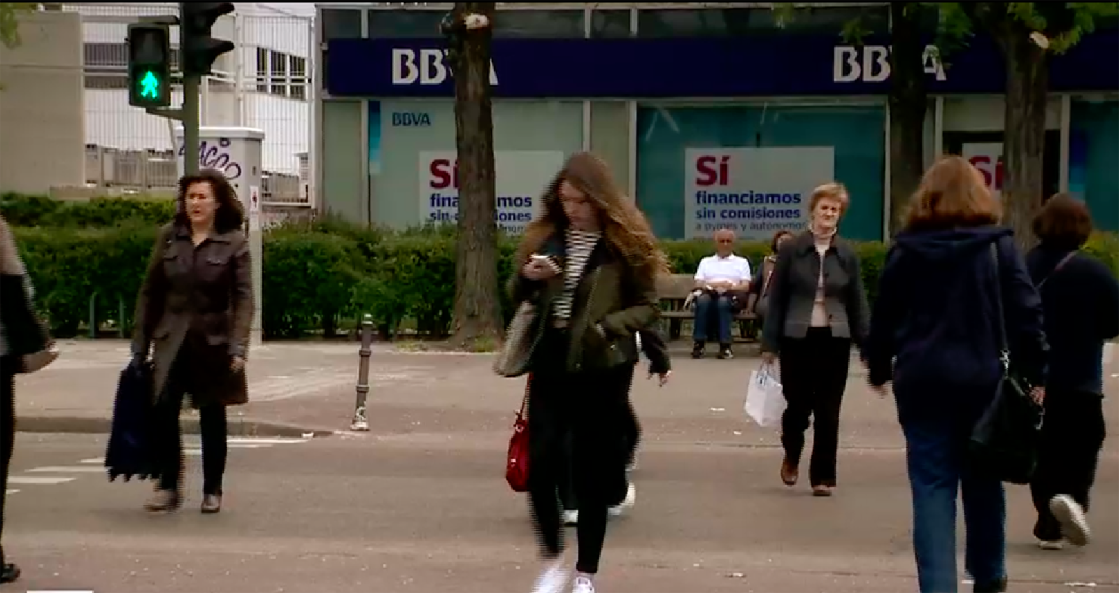 peaton-cruza-con-movil-seguridad-vital