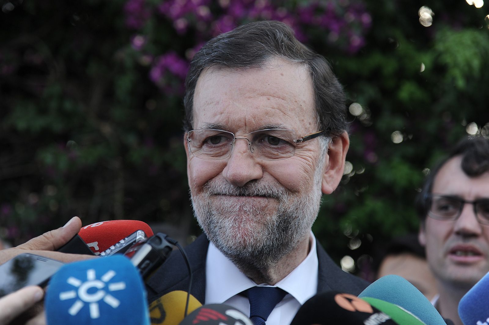 El presidente del Gobierno, Mariano Rajoy, hace declaraciones a los medios a su llegada esta tarde a la zona donde se ha estrellado el Airbus A400 M.