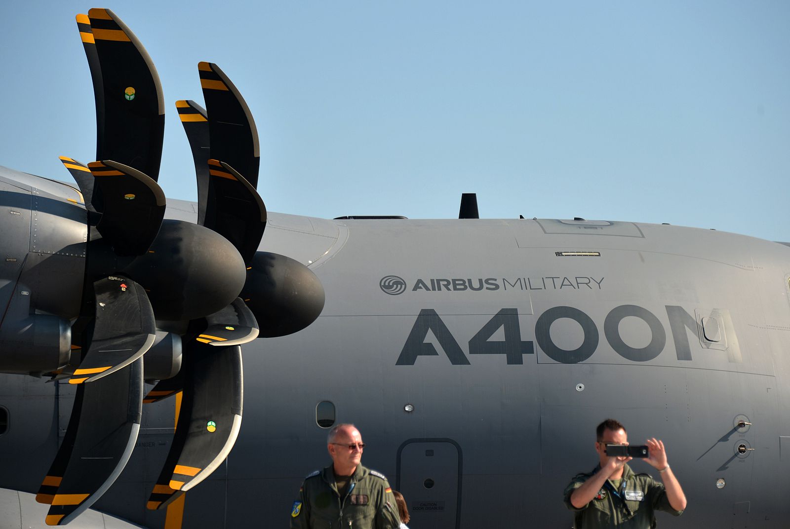 Un Airbus 400M estacionado en tierra durante una feria aeronaútica