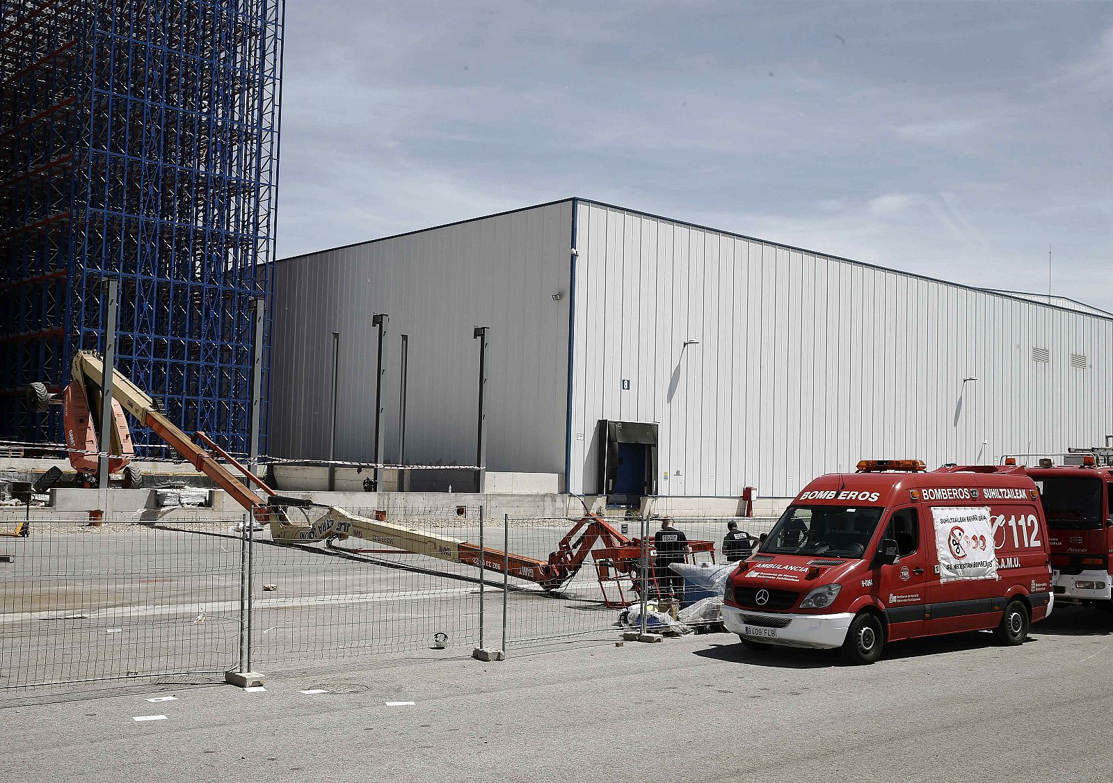 Dos personas han fallecido en un accidente laboral registrado esta mañana en la empresa Ultracongelados Virto, en la localidad de Funes, tras precipitarse de gran altura