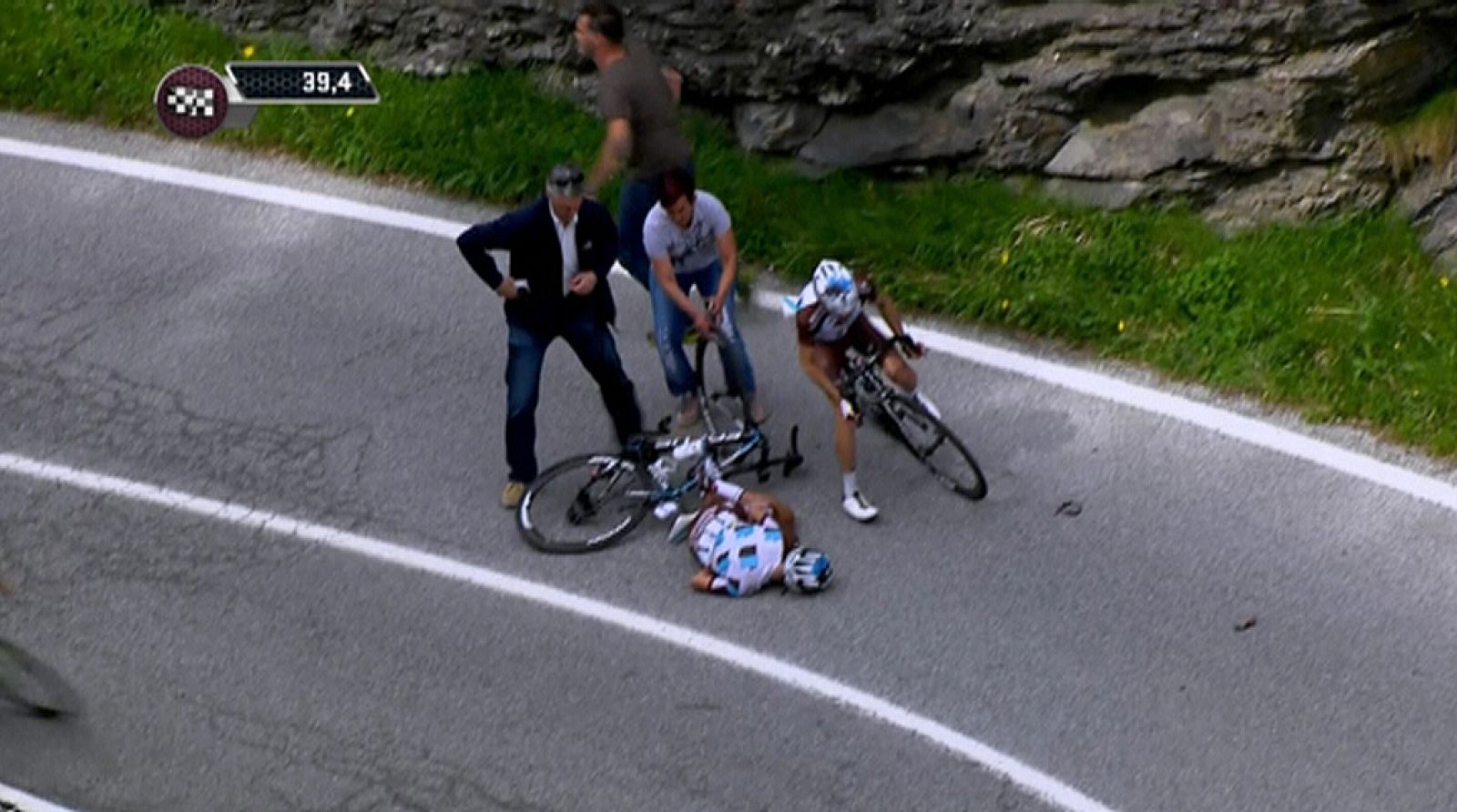 Pozzovivo, justo después de la fuerte caída que ha sufrido.