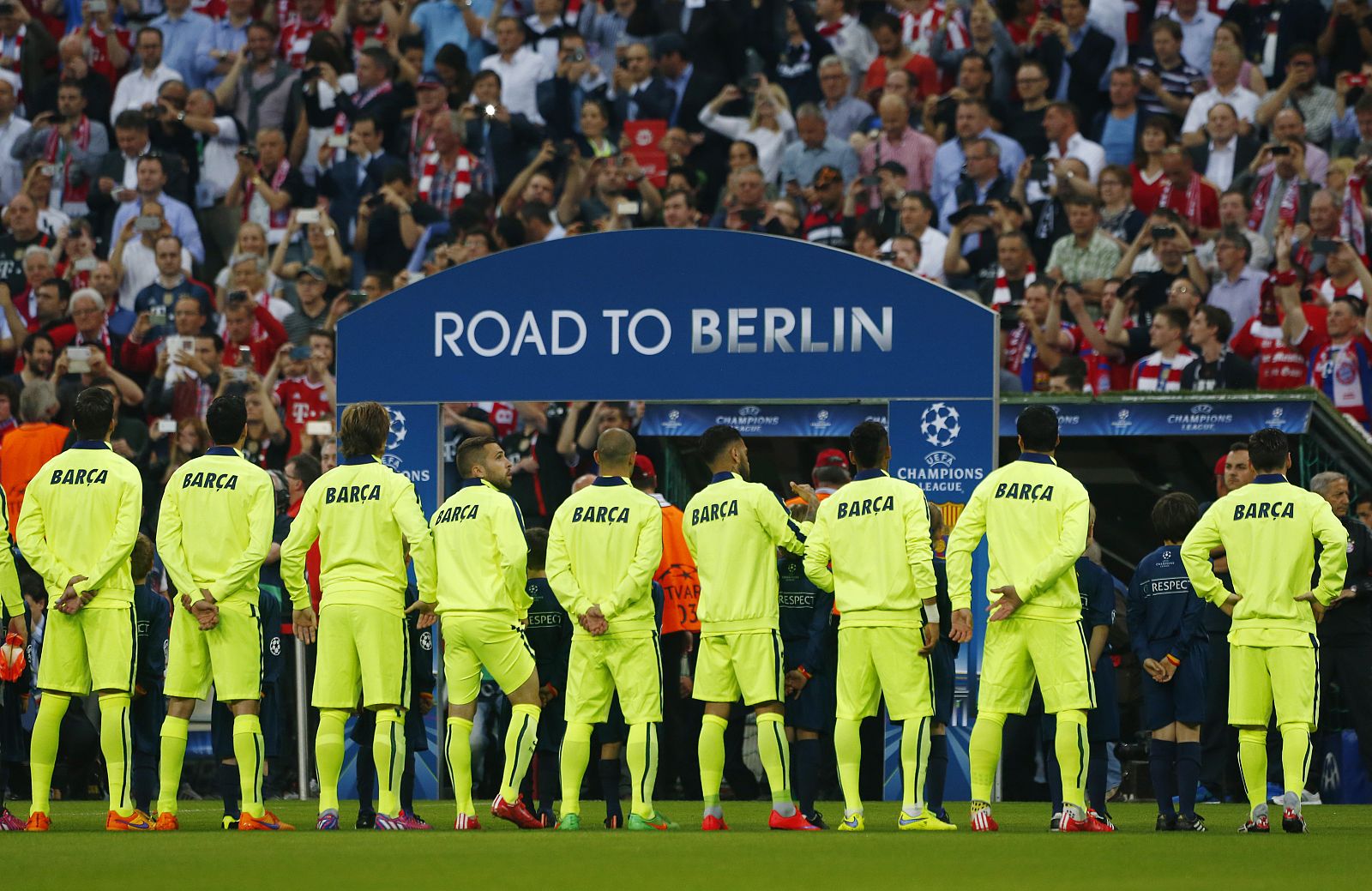 Los jugadores del FC Barcelona posan para los fotógrafos en el Allianz Arena.