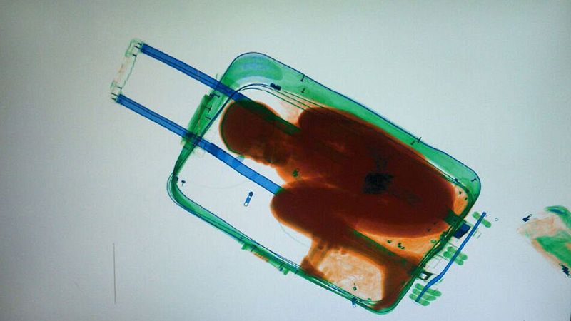 El padre del niño inmigrante hallado en una maleta pide la libertad por arraigo en España