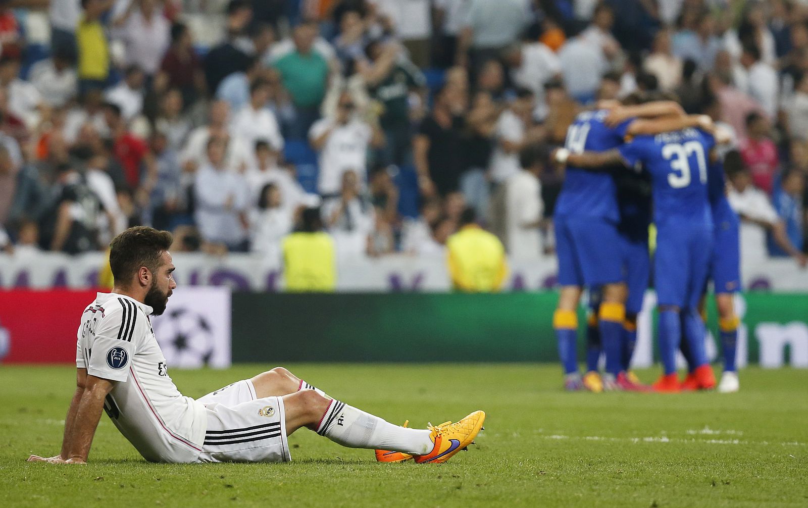 Carvajal, desolado, contrasta con la celebración de los jugadores de la Juventus.