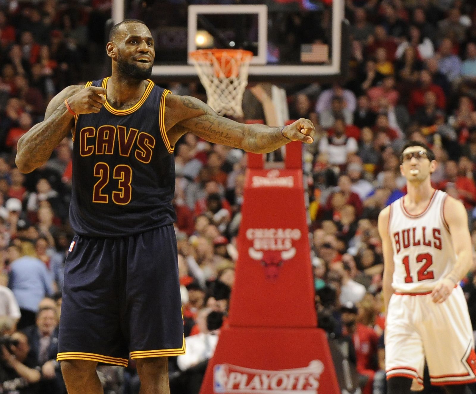 LeBron James celebra la victoria sobre los Bulls en Chicago.