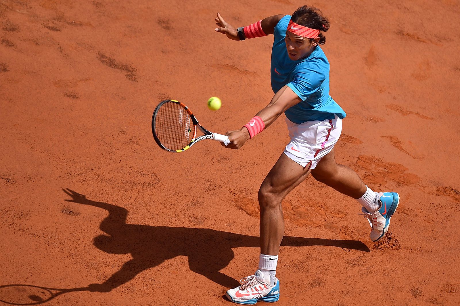 El tenista español Rafa Nadal devuelve una bola a John Isner