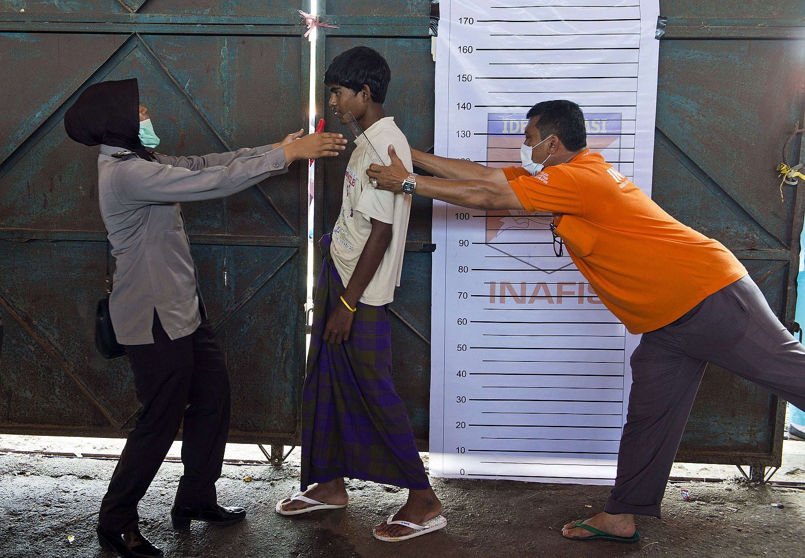 Funcionarios de Indonesia hacen una ficha de un inmigrante de la etnia rohingya