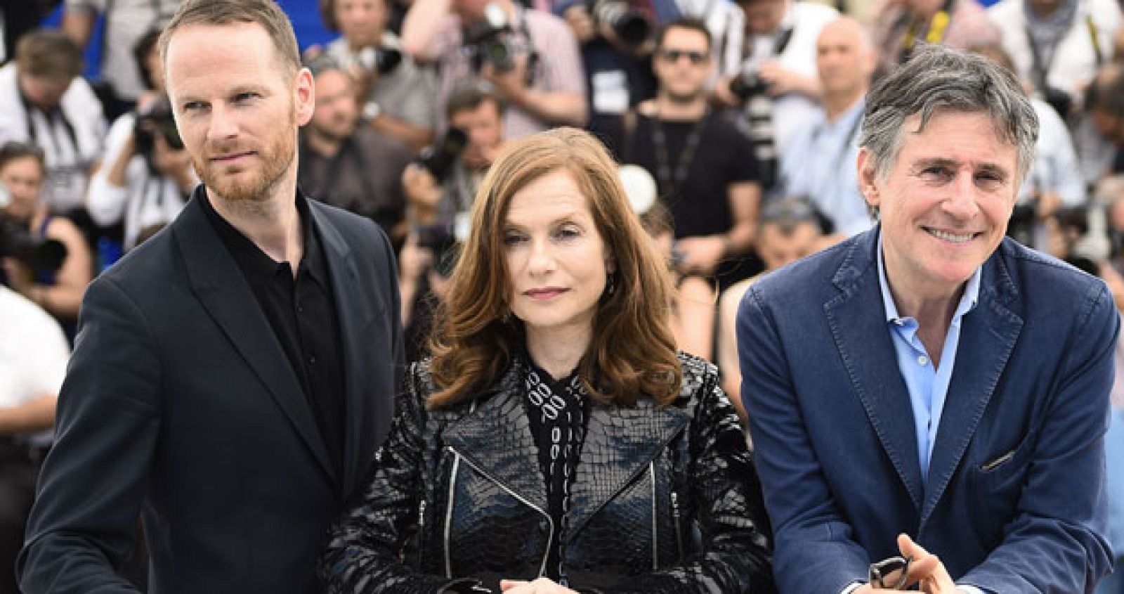 La actriz francesa Isabelle Huppert (C) posa junto al actor irlandés Gabriel Byrne (d) y el director noruego Joachim Trier durante la presentación gráfica de la película "Louder Than Bombs"